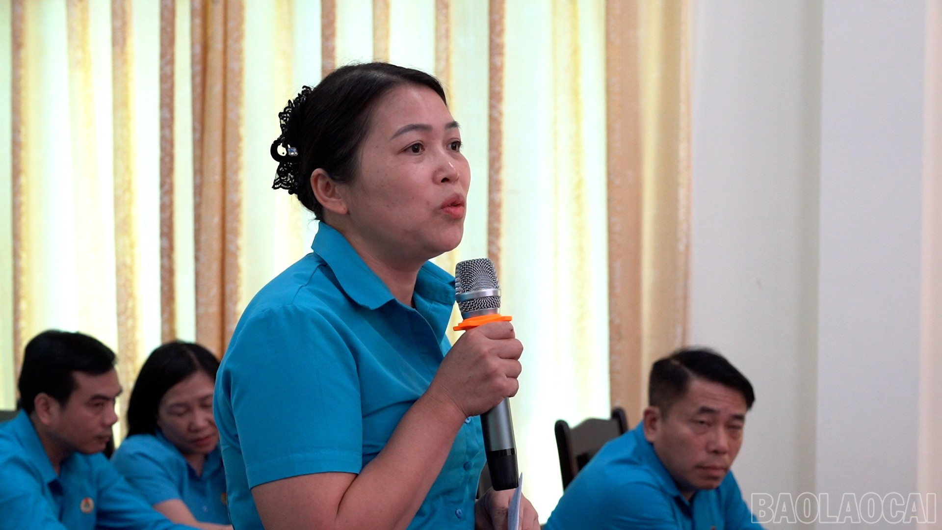 Đại biểu thảo luận tại hội nghị. baolaocai-br_6.jpg