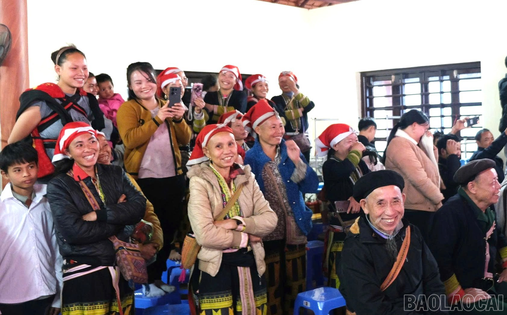 Các đại biểu và đông đảo người dân tham dự buổi lễ.