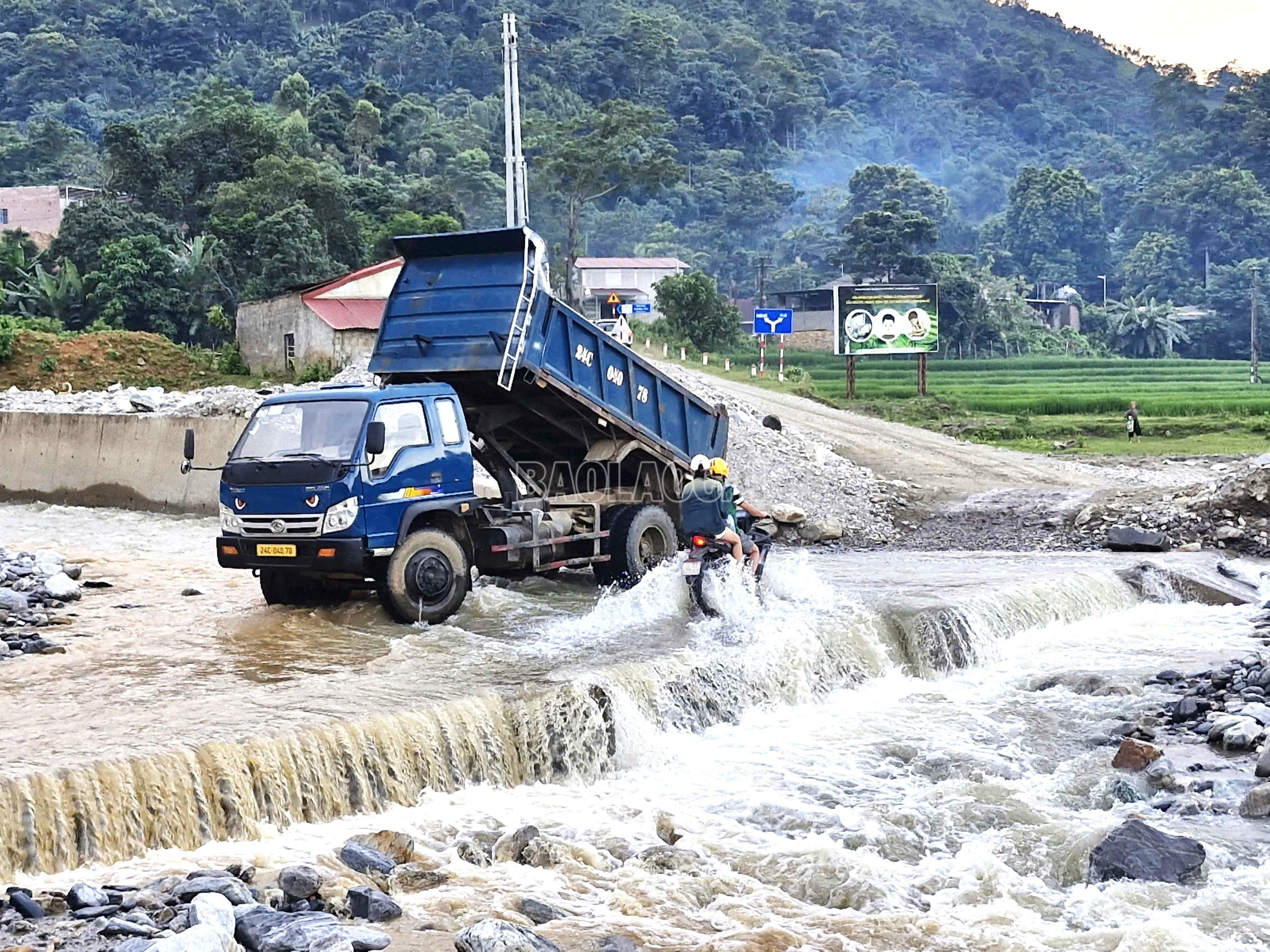 Nguy hiểm luôn rình rập người dân khi qua ngầm Nà Lặc. baolaocai-c_6.jpg