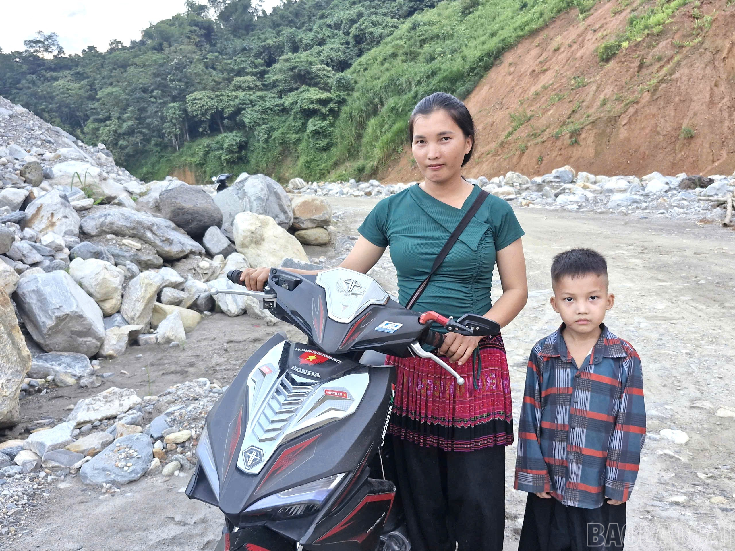 Chị Vàng Thị Dúa và con trai nhà ở thôn Sín Chải không dám đi xe qua ngầm Nà Lặc phải đợi chồng xuống đón. baolaocai-br_8.jpg