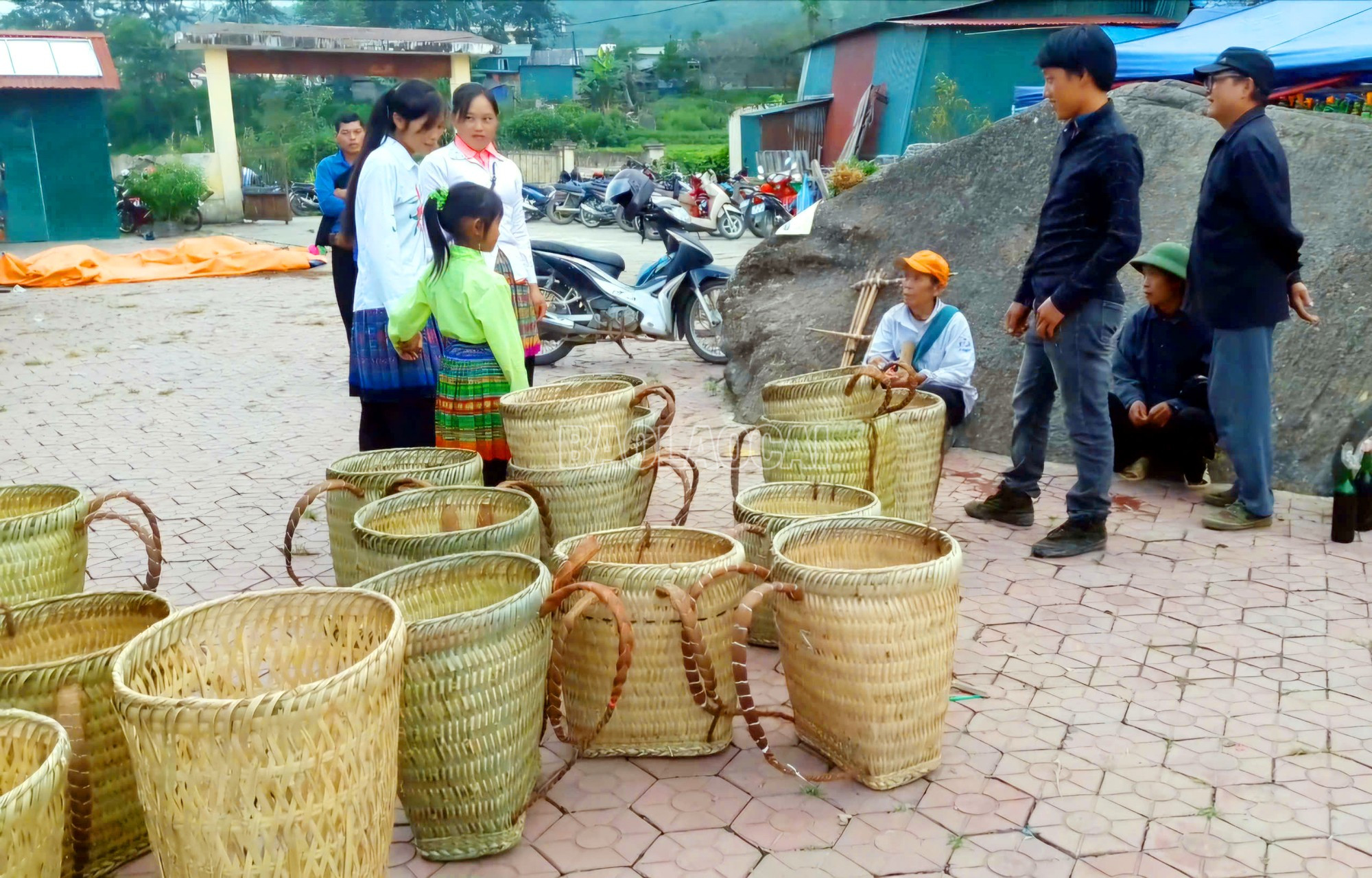 バット・サット地区の高地に住む少数民族の手工芸品は人々の生活に役立ち、市場で売られて人々の副収入にも役立っています。 baolaocai-c_10.jpg