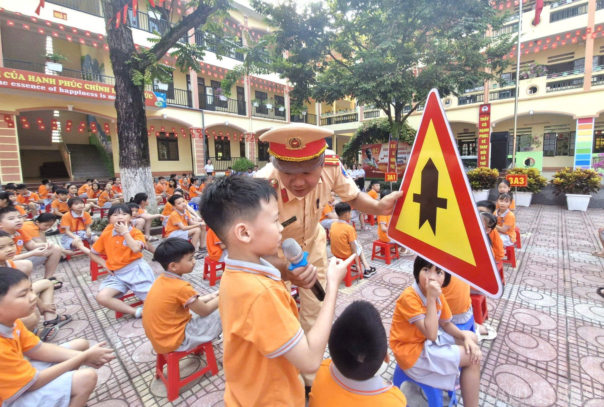 Học sinh tham gia giao lưu, nâng cao kiến thức về an toàn giao thông. baolaocai-br_7.jpg