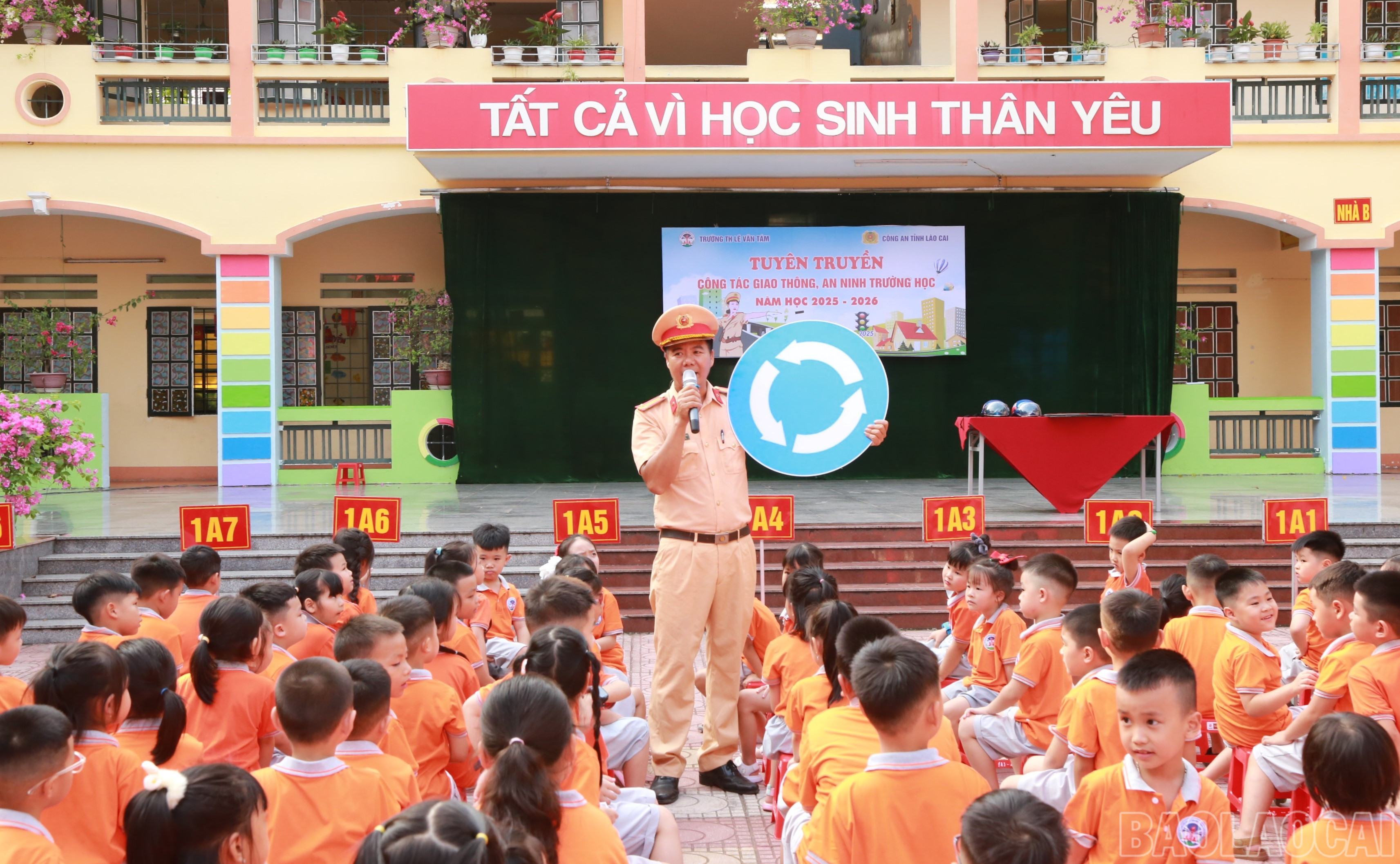 Cán bộ cảnh sát giao thông giới thiệu các loại biển báo giao thông thường gặp. baolaocai-br_3.jpg