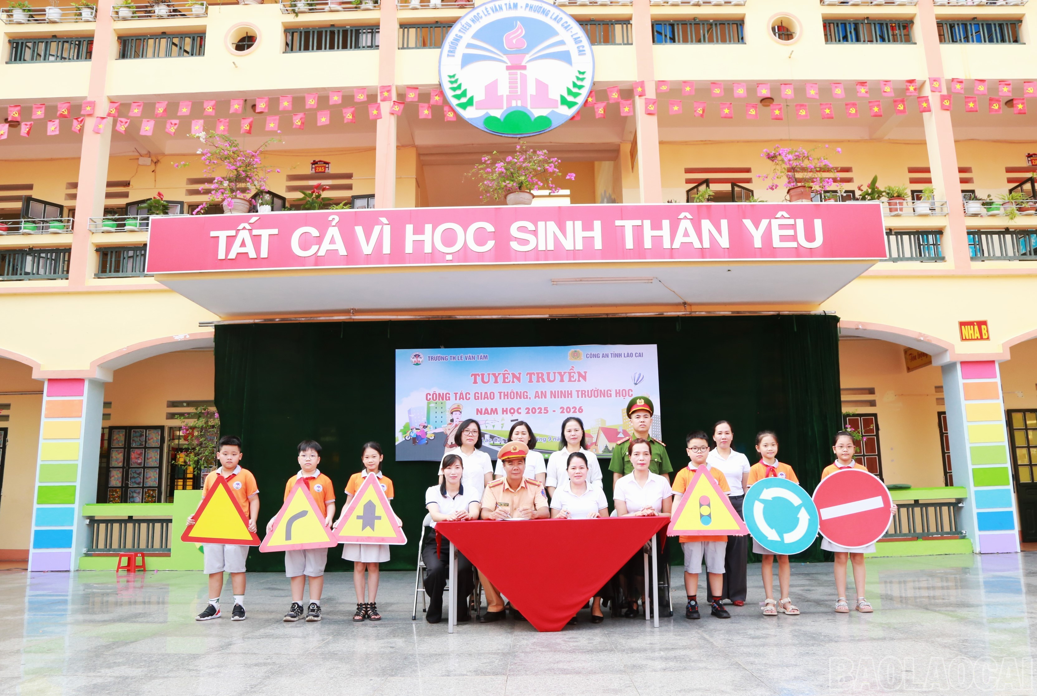 Trường Tiểu học Lê Văn Tám tổ chức ký cam kết chấp hành an toàn giao thông và bảo đảm an ninh trường học. baolaocai-br_9.jpg