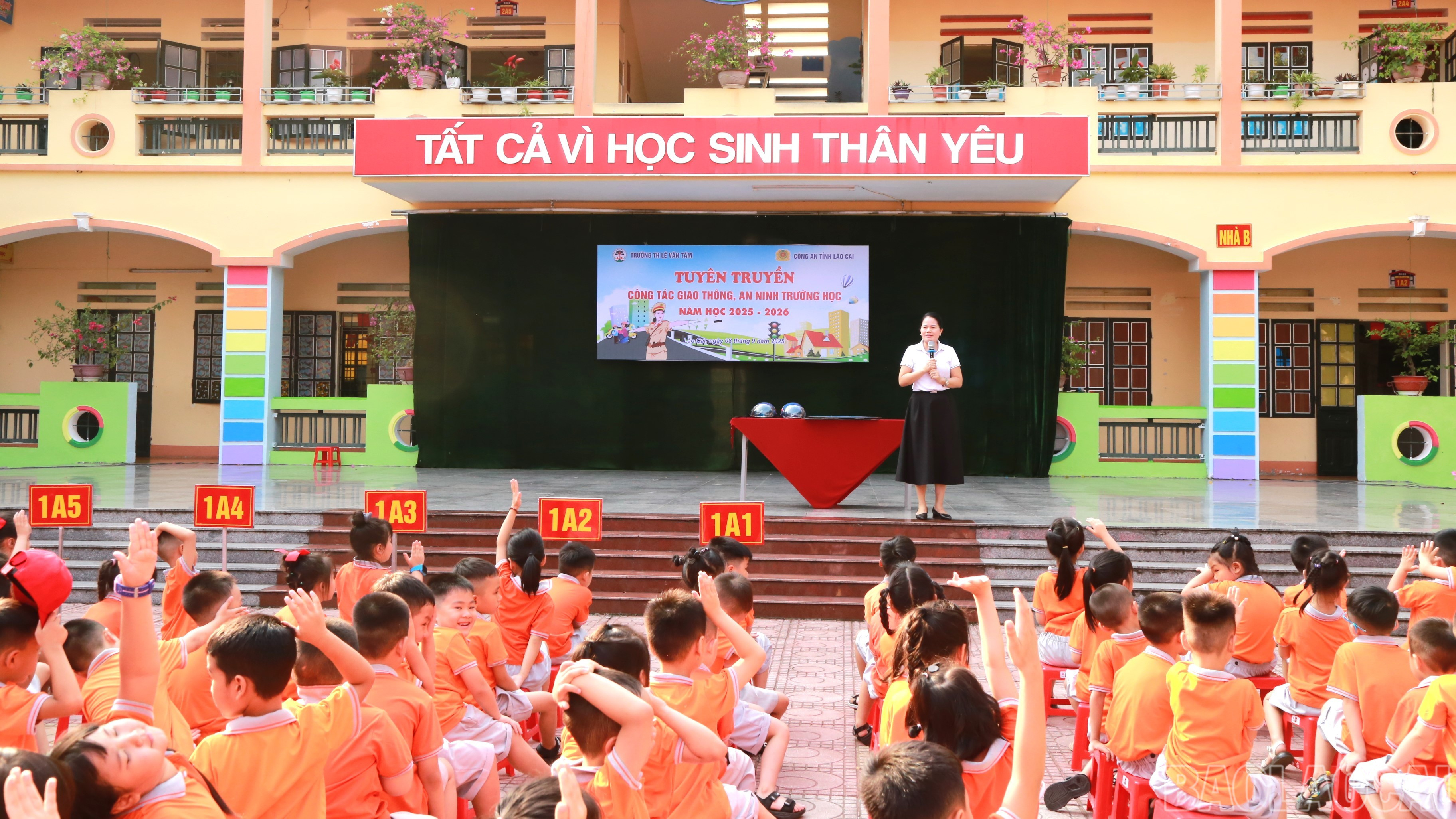 Quang cảnh buổi sinh hoạt ngoại khóa. baolaocai-br_1-7670.jpg