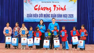 Chương trình “Xuân biên giới” trao 500 triệu đồng hỗ trợ học sinh và cán bộ, chiến sĩ vùng biên giới Trịnh Tường, A Mú Sung