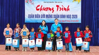 Chương trình “Xuân biên giới” trao 500 triệu đồng hỗ trợ học sinh và cán bộ, chiến sĩ vùng biên giới Trịnh Tường, A Mú Sung