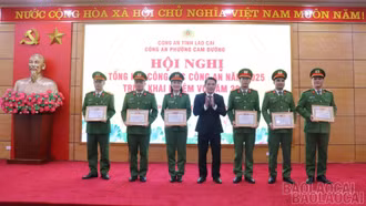 Công an phường Cam Đường nhận danh hiệu “Đơn vị quyết thắng” năm 2025