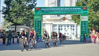 Gay cấn trên đường đua, sôi động trên đường phố