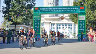 Gay cấn trên đường đua, sôi động trên đường phố