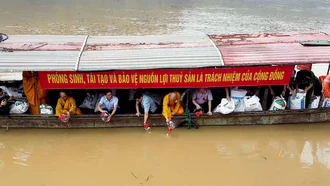 Thả cá giống tái tạo nguồn lợi thủy sản trên sông Hồng