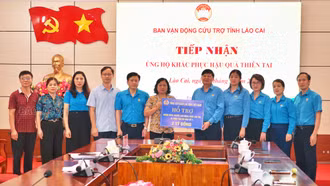 Tổng Liên đoàn Lao động Việt Nam trao 2 tỷ đồng hỗ trợ Lào Cai khắc phục hậu quả bão số 3