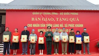 Xúc động lễ bàn giao, tặng quà của Quân ủy Trung ương - Bộ Quốc phòng cho người dân Làng Nủ