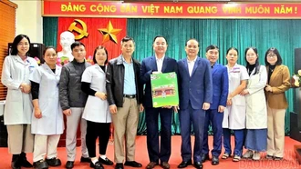 Lãnh đạo phường Cam Đường thăm, chúc tết cán bộ, y bác sĩ các bệnh viện trên địa bàn