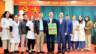 Lãnh đạo phường Cam Đường thăm, chúc tết cán bộ, y bác sĩ các bệnh viện trên địa bàn