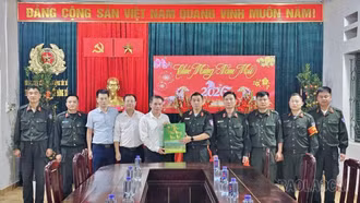 Phường Cam Đường thăm, chúc Tết lực lượng trực Tết và công nhân môi trường đêm Giao thừa