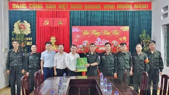 Phường Cam Đường thăm, chúc Tết lực lượng trực Tết và công nhân môi trường đêm Giao thừa