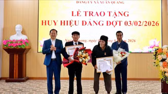 Đảng ủy xã Xuân Quang tổ chức Lễ trao tặng Huy hiệu Đảng đợt 3/2