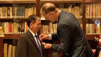 Tiến sĩ Trần Hữu Sơn nhận Huân chương Hiệp sĩ Cành cọ Hàn lâm