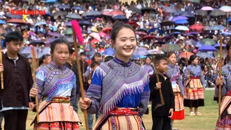 Màn đồng diễn múa gậy sinh tiền của 600 học sinh huyện Bắc Hà