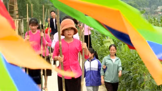 Ngắm những "đôi chân dài" diễu hành bên suối Nặm Luông