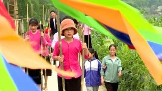 Ngắm những "đôi chân dài" diễu hành bên suối Nặm Luông