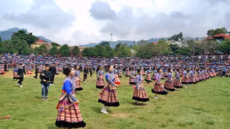 [Ảnh] Đặc sắc màn đồng diễn múa gậy Sinh tiền của 600 học sinh tại Bắc Hà