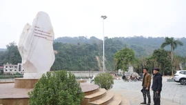 Hoàn thành Bia tưởng niệm Thủ tướng Phạm Văn Đồng và Đại tướng Võ Nguyên Giáp dừng chân tại Lào Cai năm 1940
