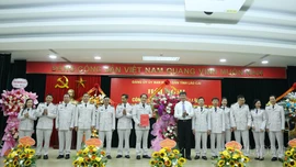 Phó Bí thư Tỉnh ủy, Chủ tịch UBND tỉnh Trần Huy Tuấn trao Quyết định thành lập Đảng bộ Chi cục Hải quan khu vực VII