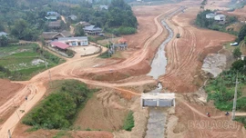 Đẩy nhanh tiến độ san tạo mặt bằng, khôi phục sản xuất tại Làng Nủ