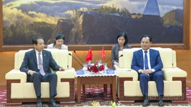 Bí thư Tỉnh ủy Trịnh Việt Hùng tiếp và làm việc với Đoàn công tác Đại sứ quán Trung Quốc tại Việt Nam