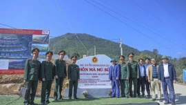 Bàn giao 60 căn nhà tái định cư cho người dân vùng lũ Dền Sáng