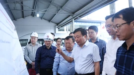 Thứ trưởng Bộ Xây dựng Nguyễn Danh Huy khảo sát hướng tuyến Dự án đường sắt Lào Cai - Hà Nội - Hải Phòng