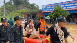 Cảnh sát cơ động hỗ trợ người dân phường Lào Cai khắc phục hậu quả mưa lũ