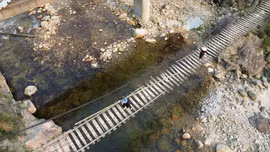 Hiểm nguy khi qua cầu treo Pờ Hồ