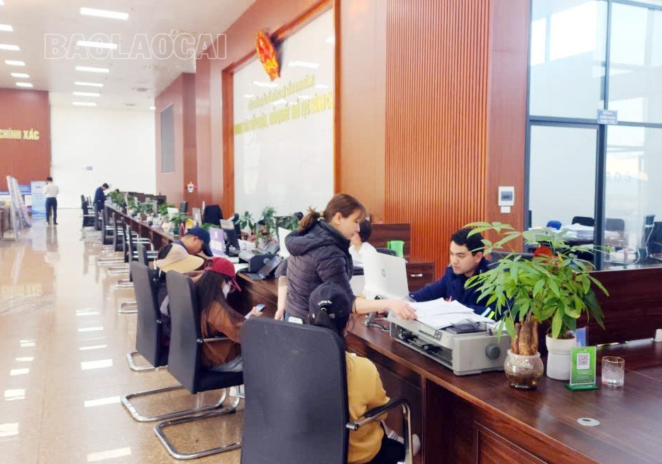 Các lực lượng chức năng vẫn đảm bảo quân số trực để hỗ trợ doanh nghiệp thực hiện các thủ tục thông quan hàng hóa tại Cửa khẩu Quốc tế đường bộ số II Kim Thành.