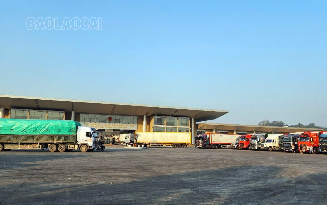Hoạt động lưu thông hàng hóa tại Cửa khẩu Quốc tế đường bộ số II Kim Thành những ngày qua diễn ra trật tự và ổn định.