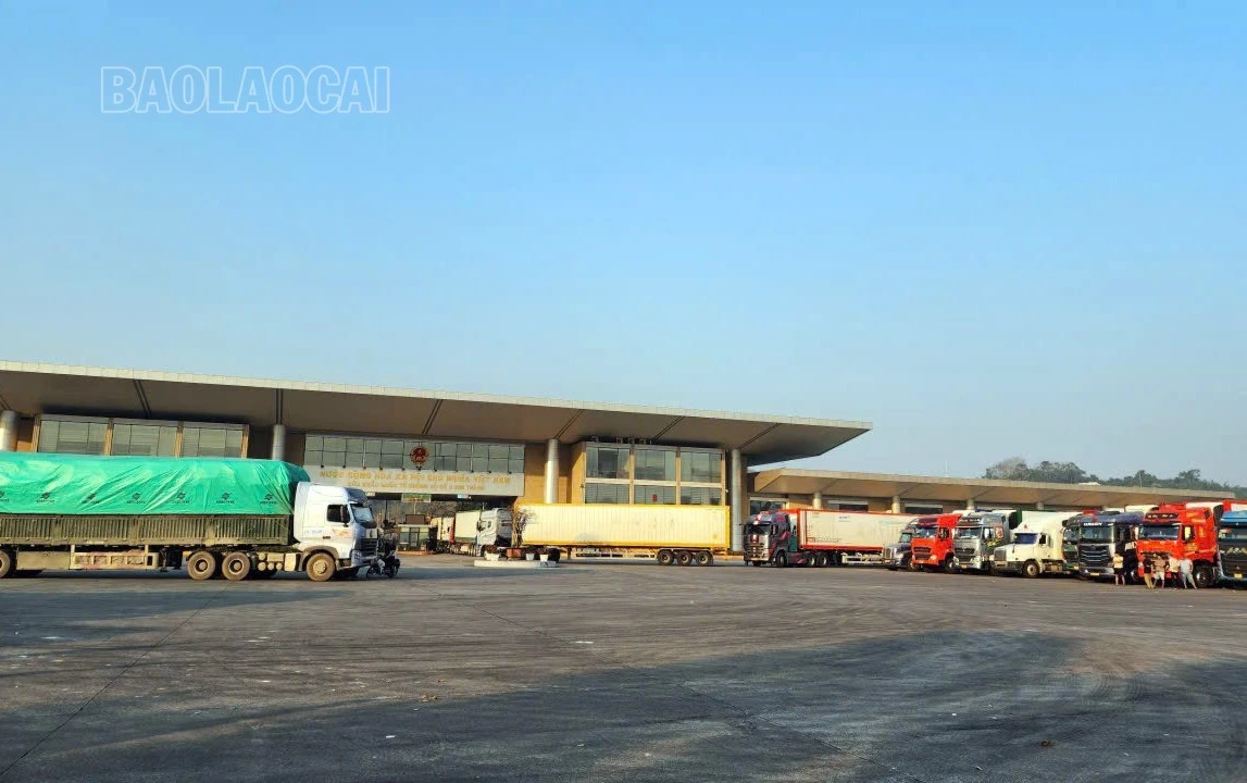 Hoạt động lưu thông hàng hóa tại Cửa khẩu Quốc tế đường bộ số II Kim Thành những ngày qua diễn ra trật tự và ổn định.