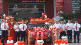 Khách hàng Agribank Yên Bái trúng ô tô từ chương trình tiết kiệm dự thưởng