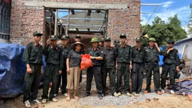 Cán bộ, chiến sĩ cảnh sát cơ động tổ chức nhiều hoạt động thiện nguyện tại phường Trung Tâm