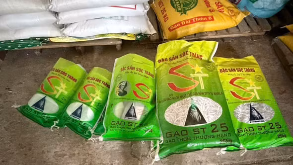 Khởi tố vụ án liên quan đến đóng gói, kinh doanh gạo giả mạo nhãn hiệu ST25