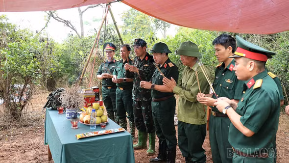 Quân khu 2 kiểm tra công tác tìm kiếm, quy tập hài cốt liệt sĩ tại Cam Đường
