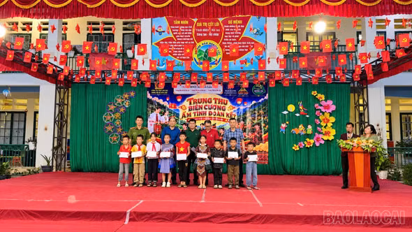 Gần 800 trẻ em xã Bản Lầu vui “Trung thu biên cương”