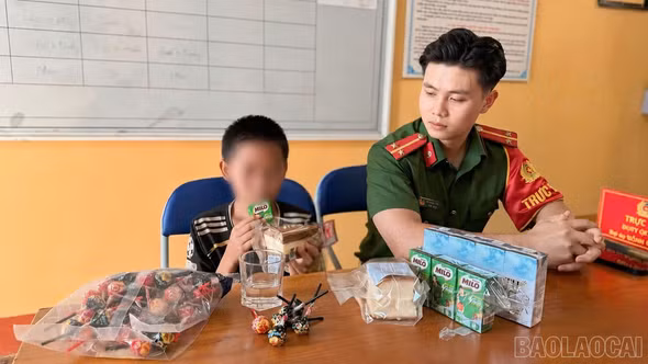 Công an phường Trung Tâm hỗ trợ cháu bé bị lạc trở về với gia đình