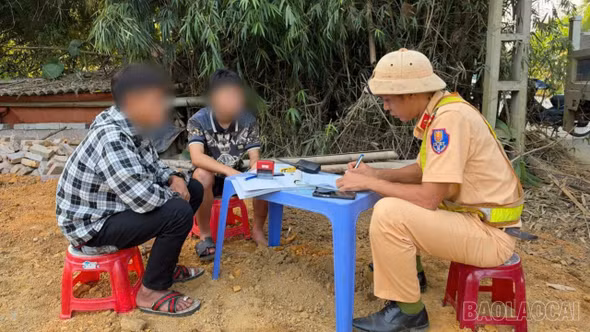 Học sinh chưa đủ tuổi lái xe “thông chốt” vẫn không thoát