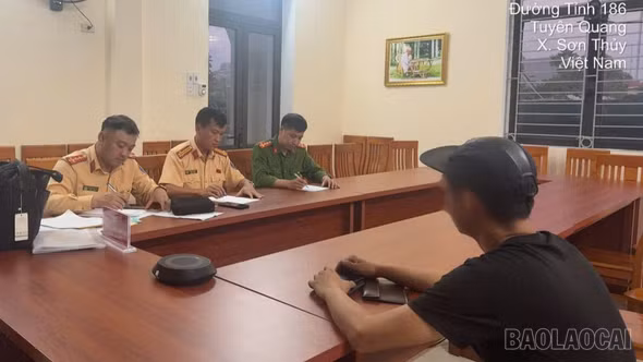 Xử lý tài xế xe tải lắp thêm đèn trái quy định, bấm còi liên tục trên cao tốc Nội Bài - Lào Cai