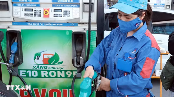 14 thương nhân đầu mối xăng dầu đã giảm 300-350 đồng/lít so với giá điều hành