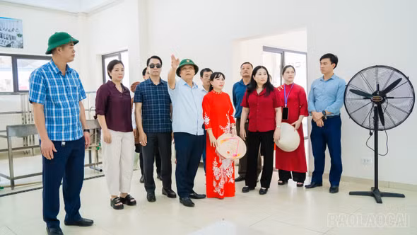 Phó Chủ tịch UBND tỉnh Vũ Thị Hiền Hạnh kiểm tra công tác chuẩn bị khai giảng tại Mường Khương
