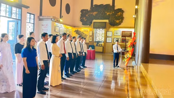 Đảng ủy UBND tỉnh Lào Cai báo công dâng Bác tại Thanh Hóa