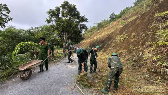 Ấm áp tình quân dân trong chương trình “Ngày cuối tuần cùng dân” tại xã Yên Bình